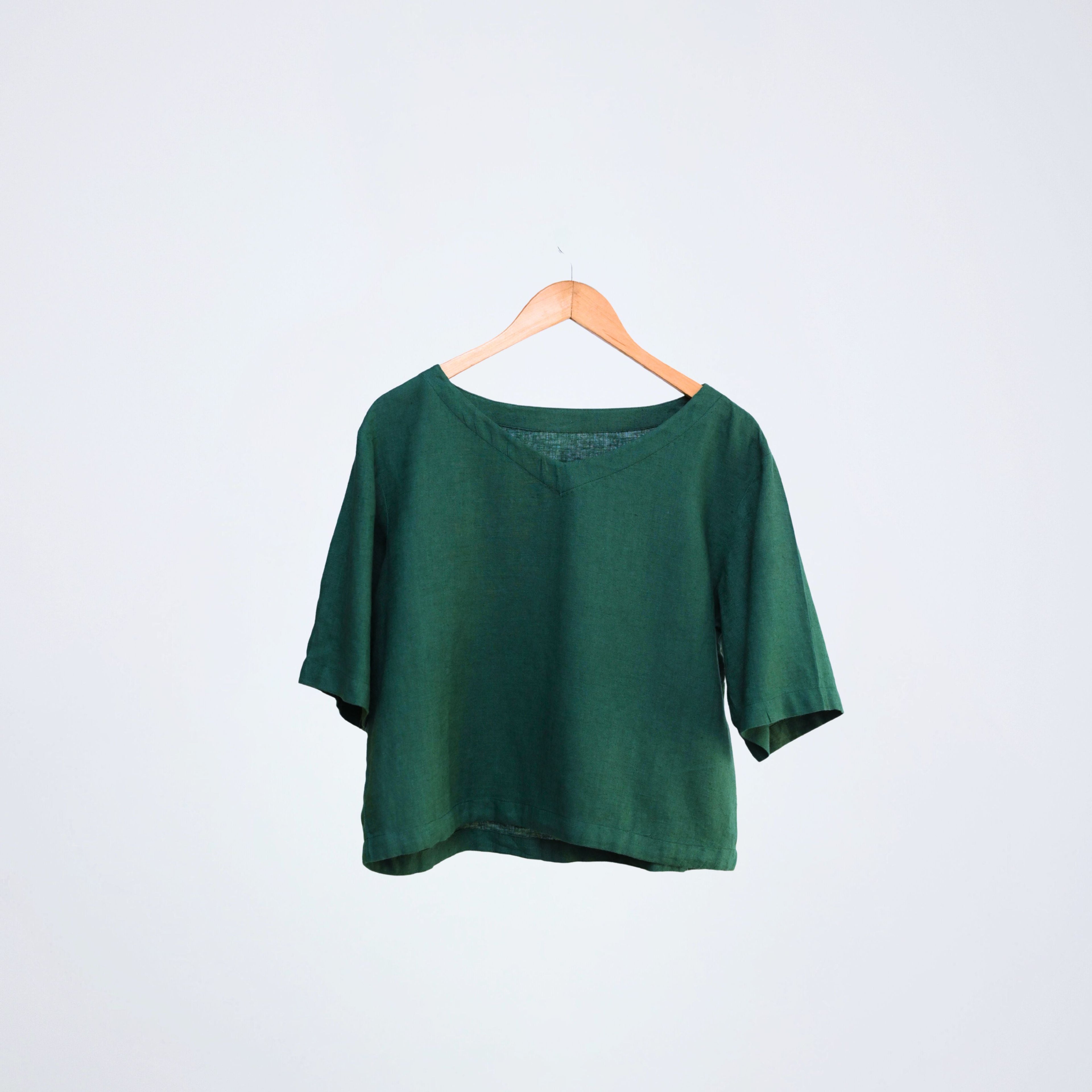 Breathable emerald linen top with elbow-length sleeves. Relaxed fit for long days, in emerald tone - made for different settings | Selfish Clarity