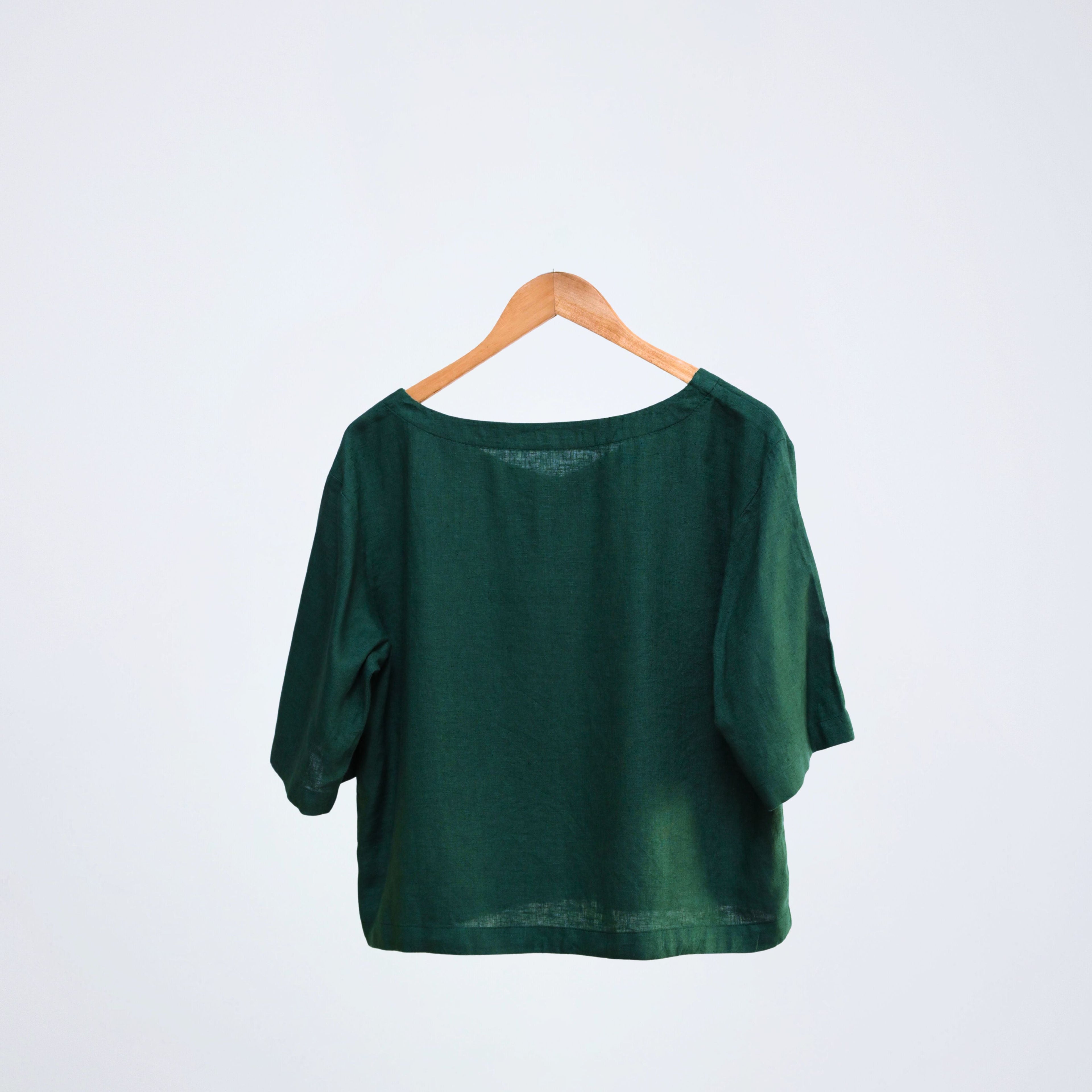 Breathable emerald linen top with elbow-length sleeves. Relaxed fit for long days, in emerald tone - made for different settings | Selfish Clarity