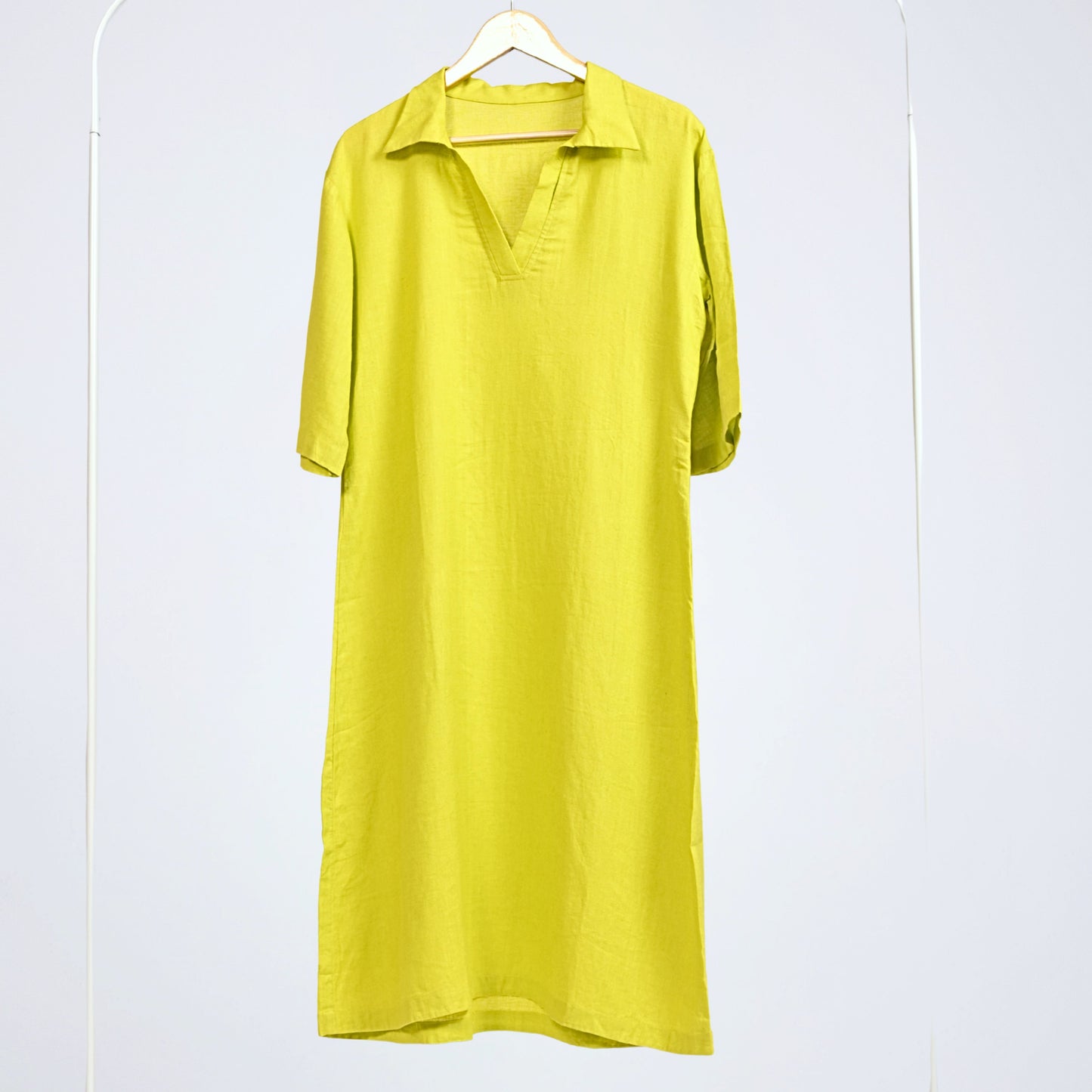 Relaxed below-knee linen dress with collar and ¾ sleeves. Breathable comfort, easy movement, and effortless everyday wear