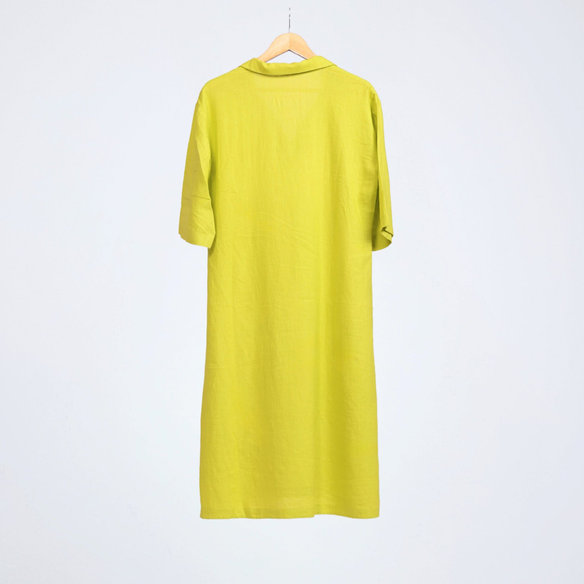 Relaxed below-knee linen dress with collar and ¾ sleeves. Breathable comfort, easy movement, and effortless everyday wear