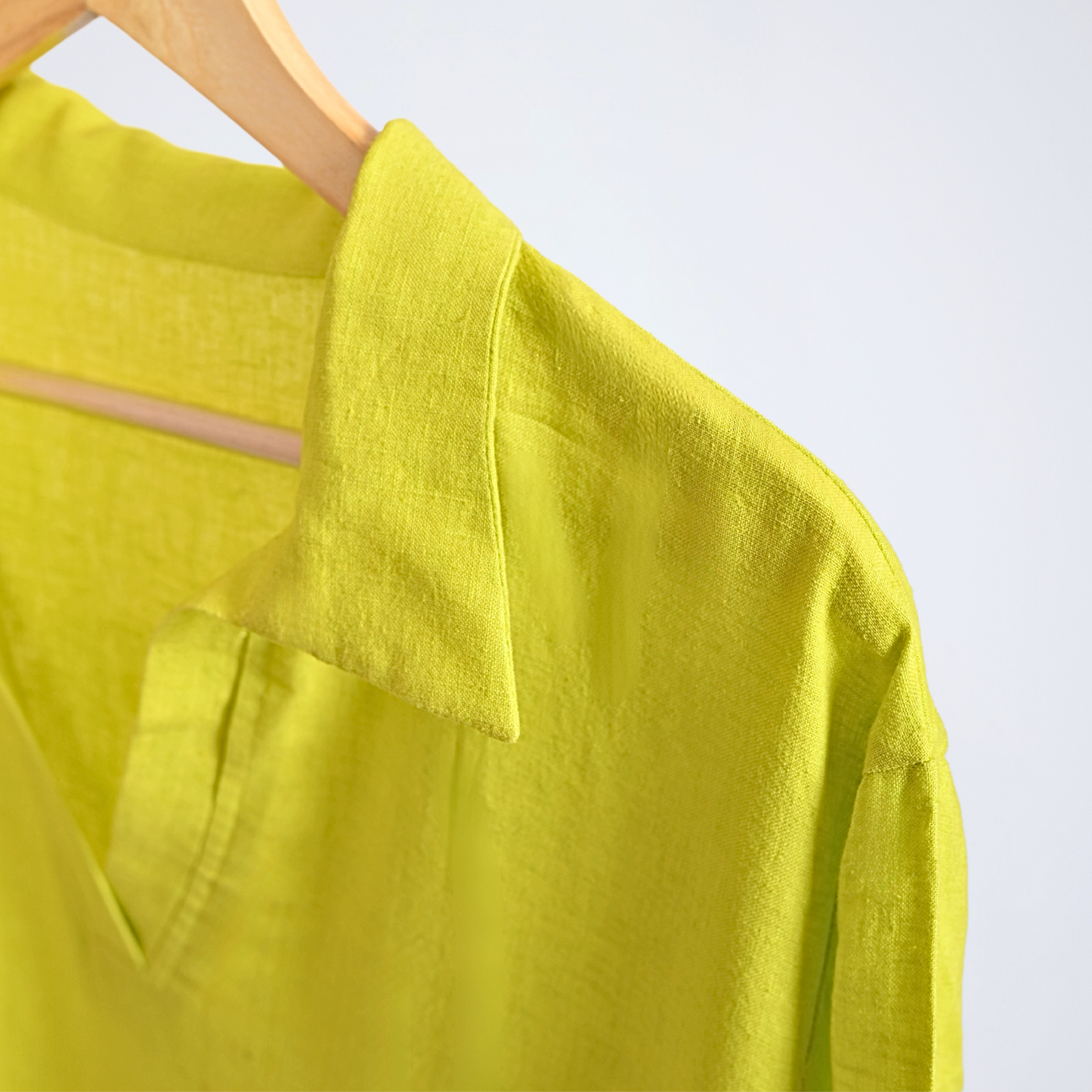 Relaxed below-knee linen dress with collar and ¾ sleeves. Breathable comfort, easy movement, and effortless everyday wear