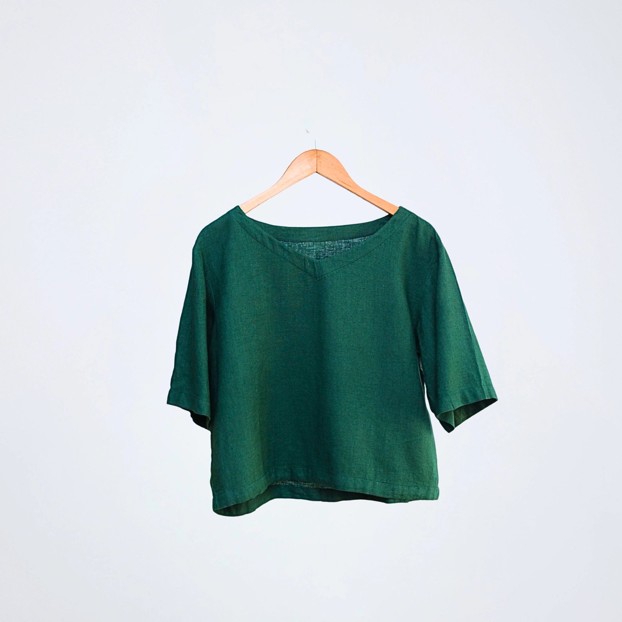 Breathable emerald linen top with elbow-length sleeves. Relaxed fit for long days, in emerald tone - made for different settings | Selfish Clarity