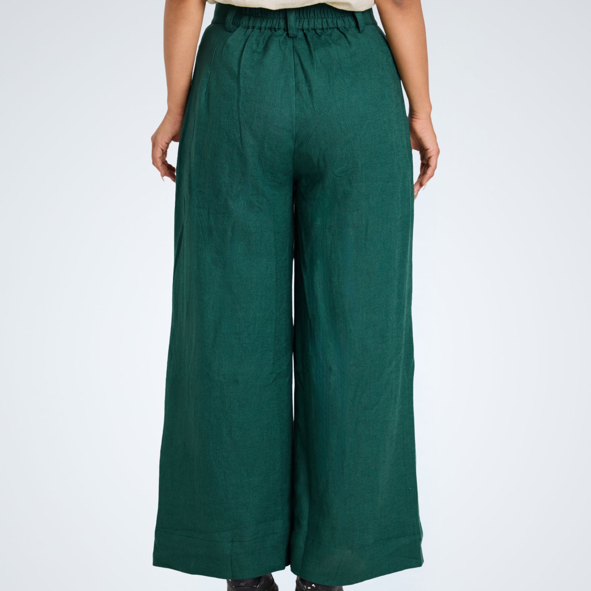Emerald green linen pants with stretch waist. Breathable fabric, relaxed fit, and easy movement for casual or dressed-up days