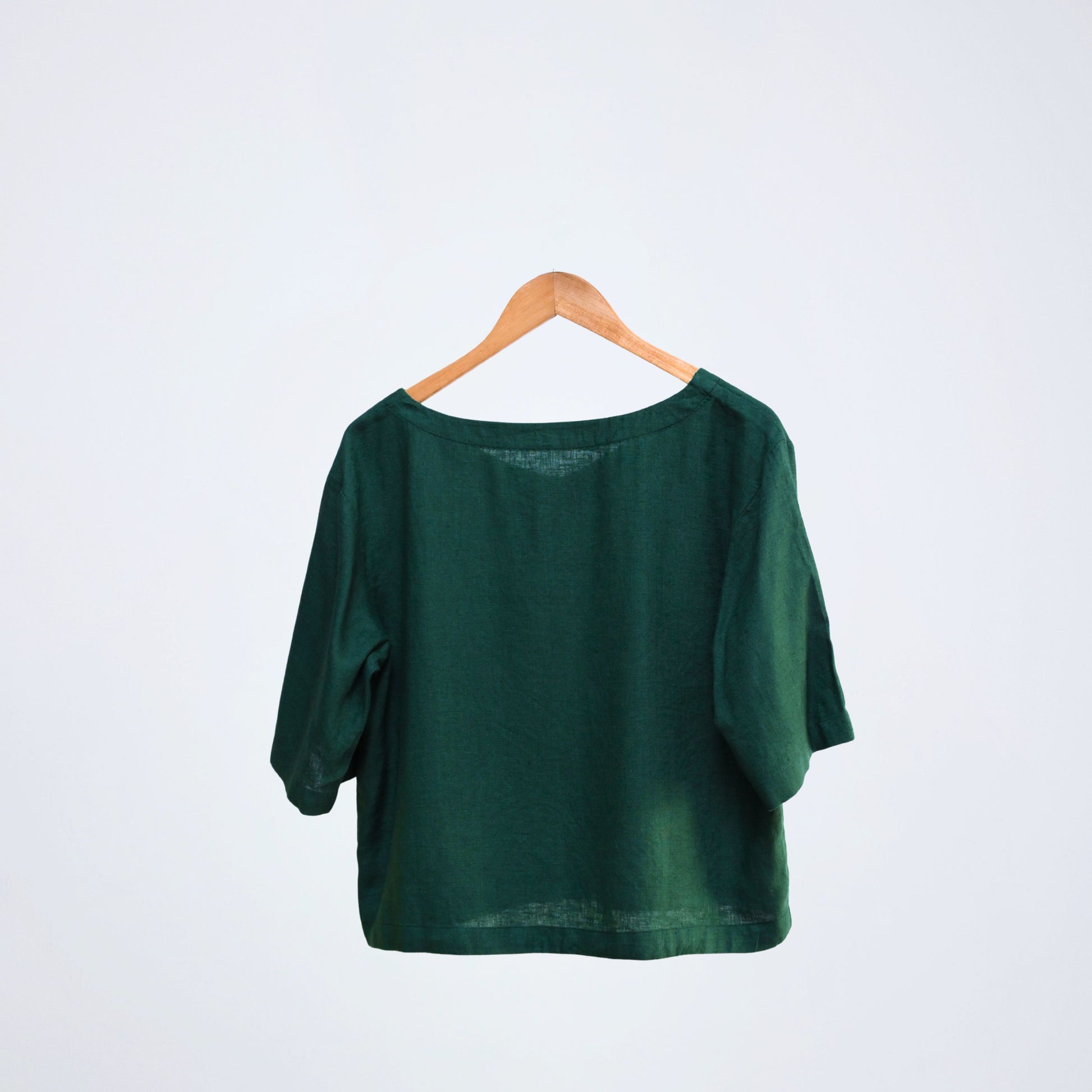 Breathable linen top with elbow-length sleeves. Relaxed fit for long days, in emerald tone - made for different settings
