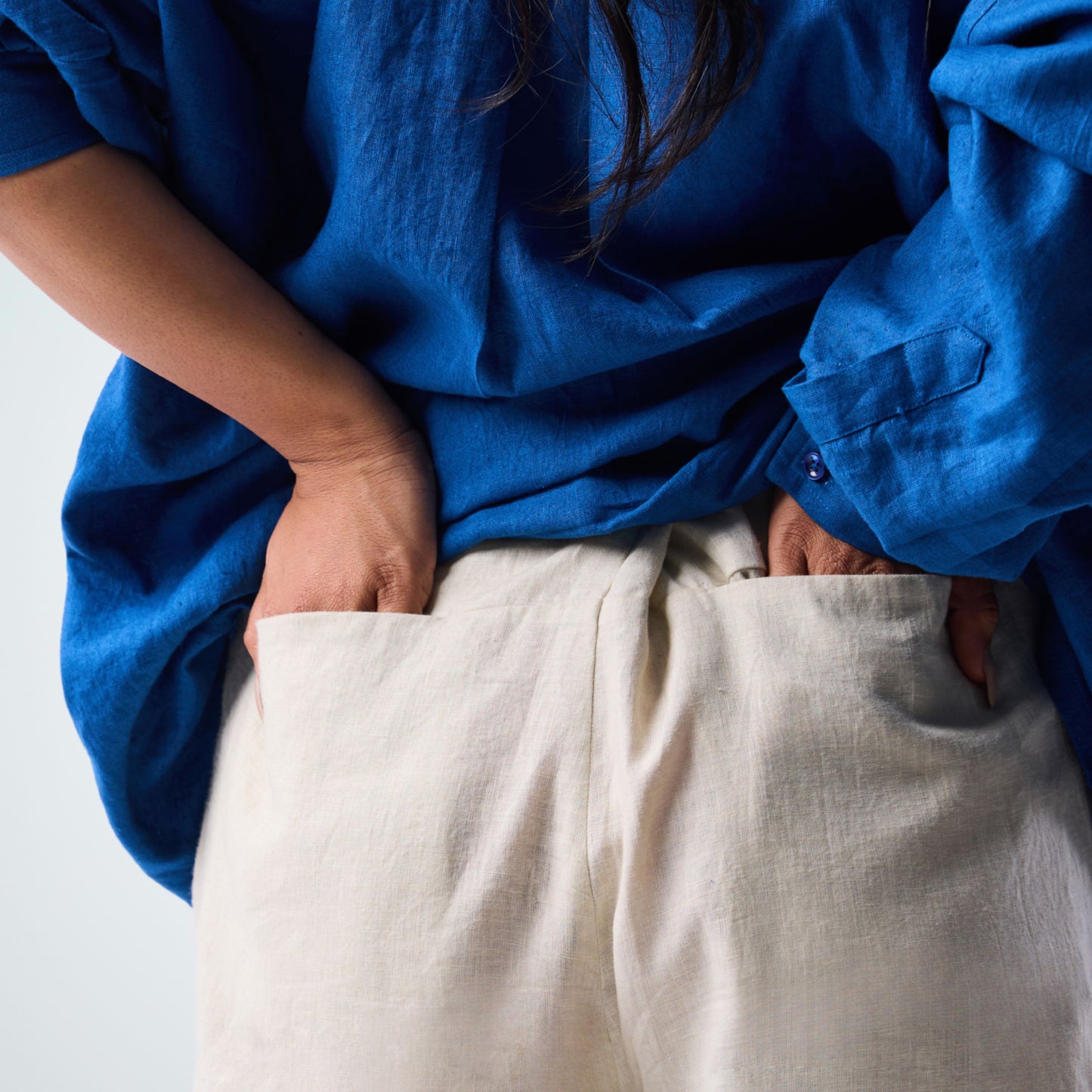 Pearl white linen shorts with crisp structure and side-zip. Breathable, mid-rise, and versatile, it adapts to your day