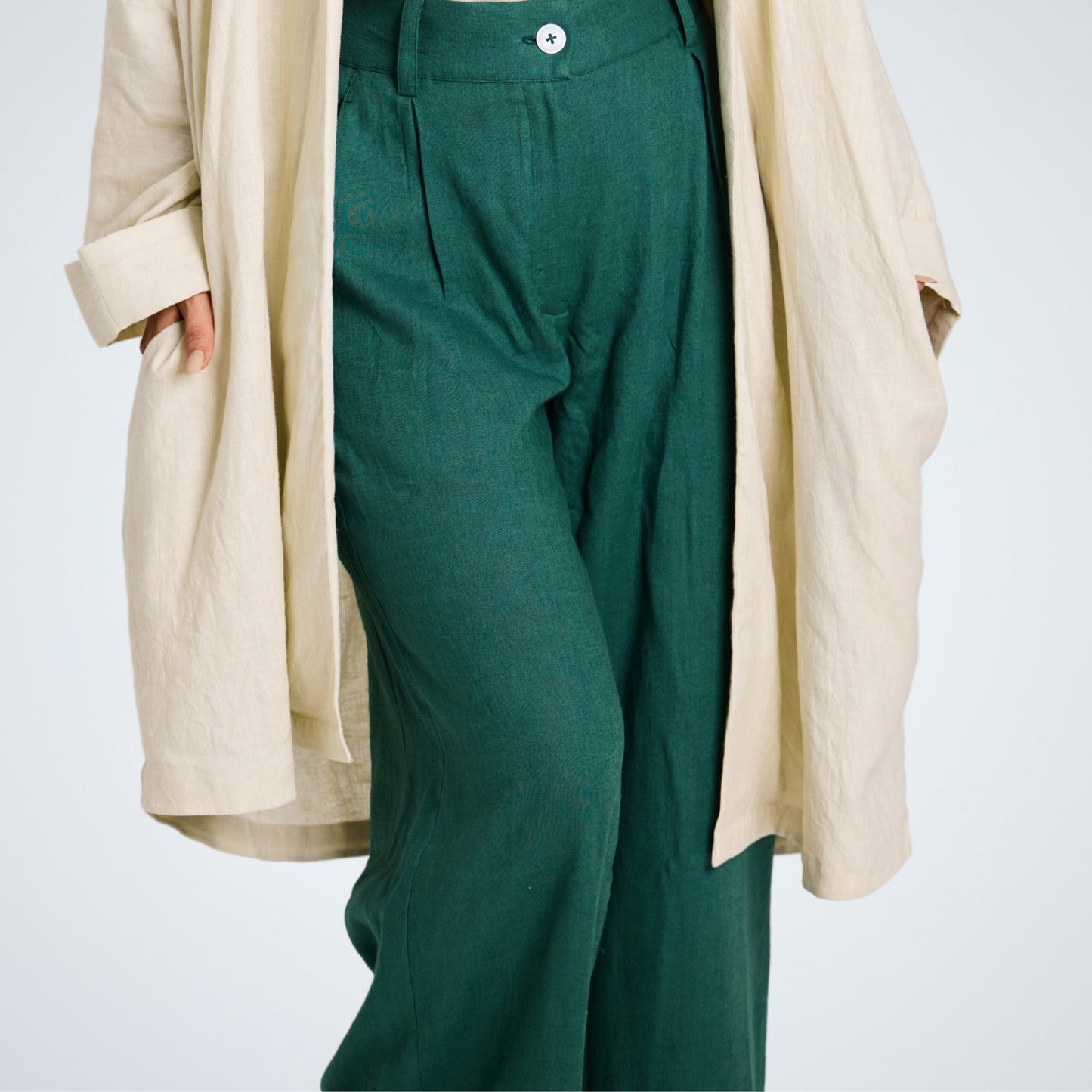 Emerald green linen pants with stretch waist. Breathable fabric, relaxed fit, and easy movement for casual or dressed-up days