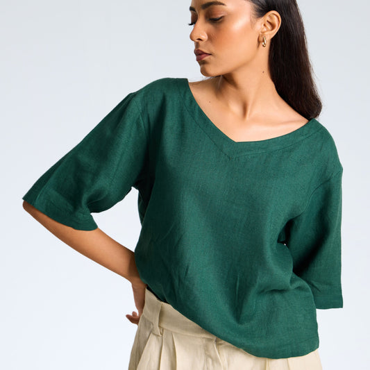 Breathable linen top with elbow-length sleeves. Relaxed fit for long days, in emerald tone - made for different settings