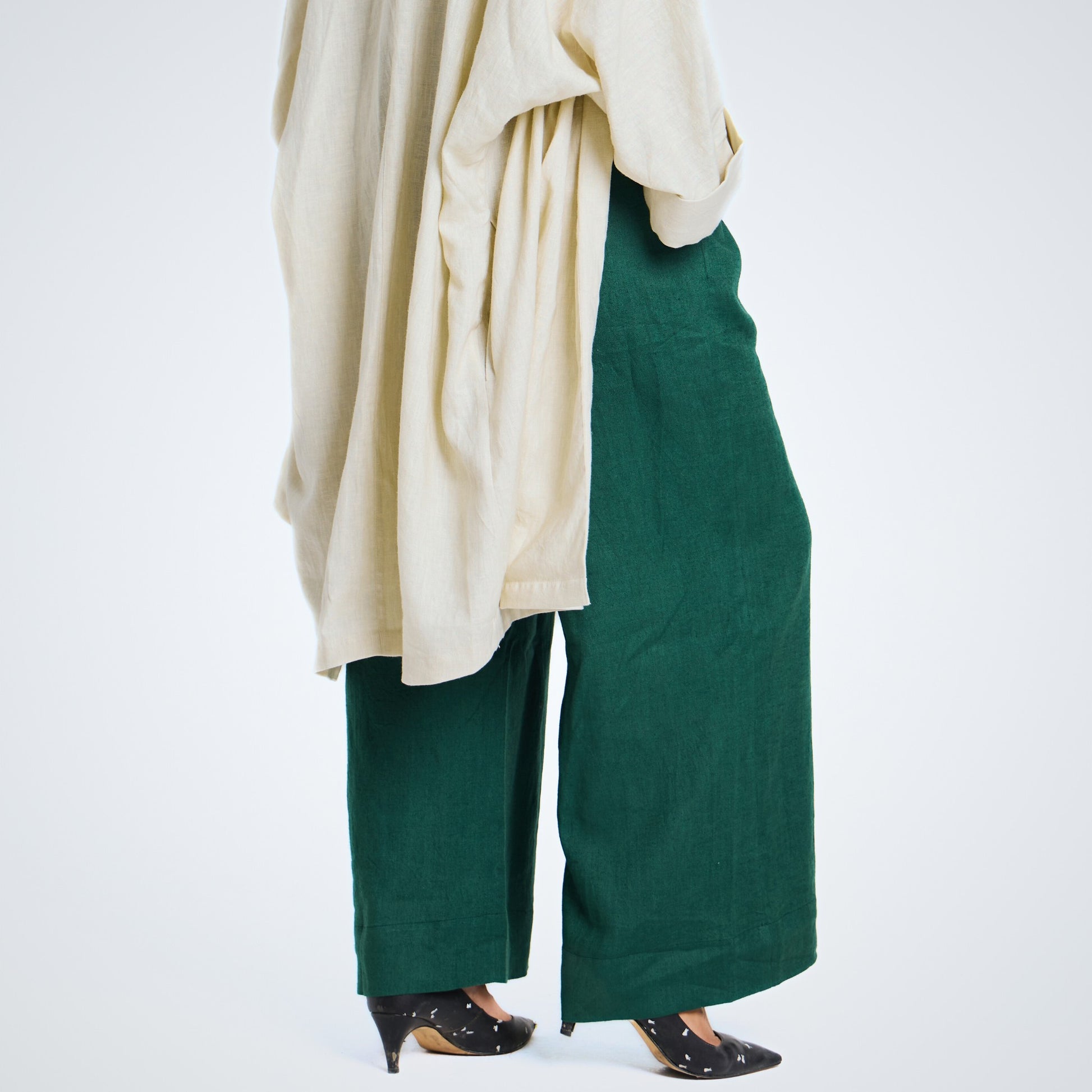 Emerald green linen pants with stretch waist. Breathable fabric, relaxed fit, and easy movement for casual or dressed-up days