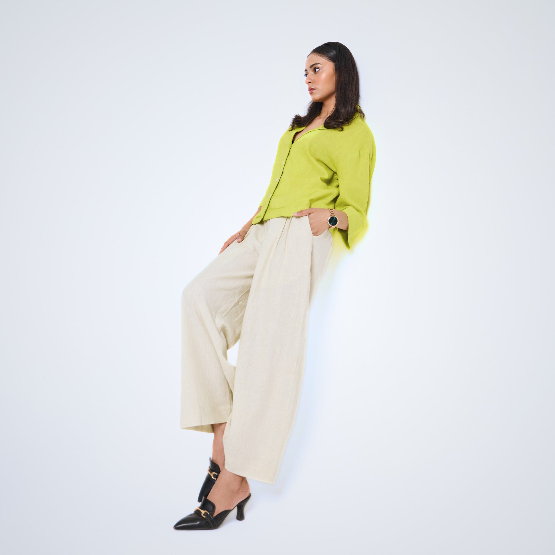 Cuban-style linen shirt with airy ¾ sleeves and relaxed fit. Breathable, structured yet fluid, perfect for bold everyday wear