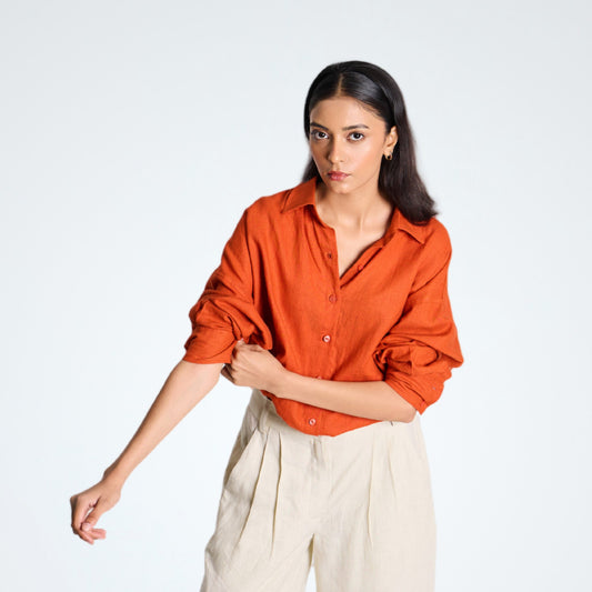 Breathable, relaxed-fit linen shirt that adapts to your flow. Lightweight, versatile, and built for effortless everyday style