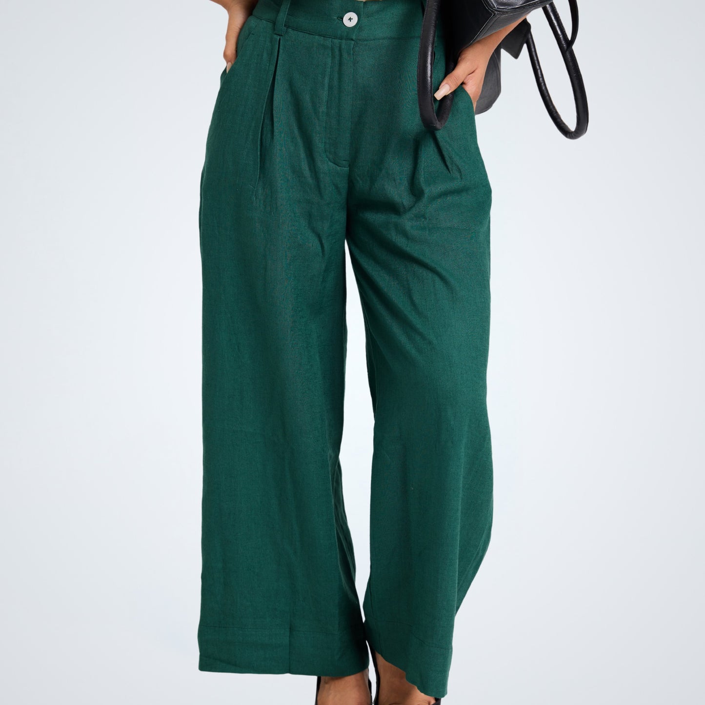 Emerald green linen pants with stretch waist. Breathable fabric, relaxed fit, and easy movement for casual or dressed-up days