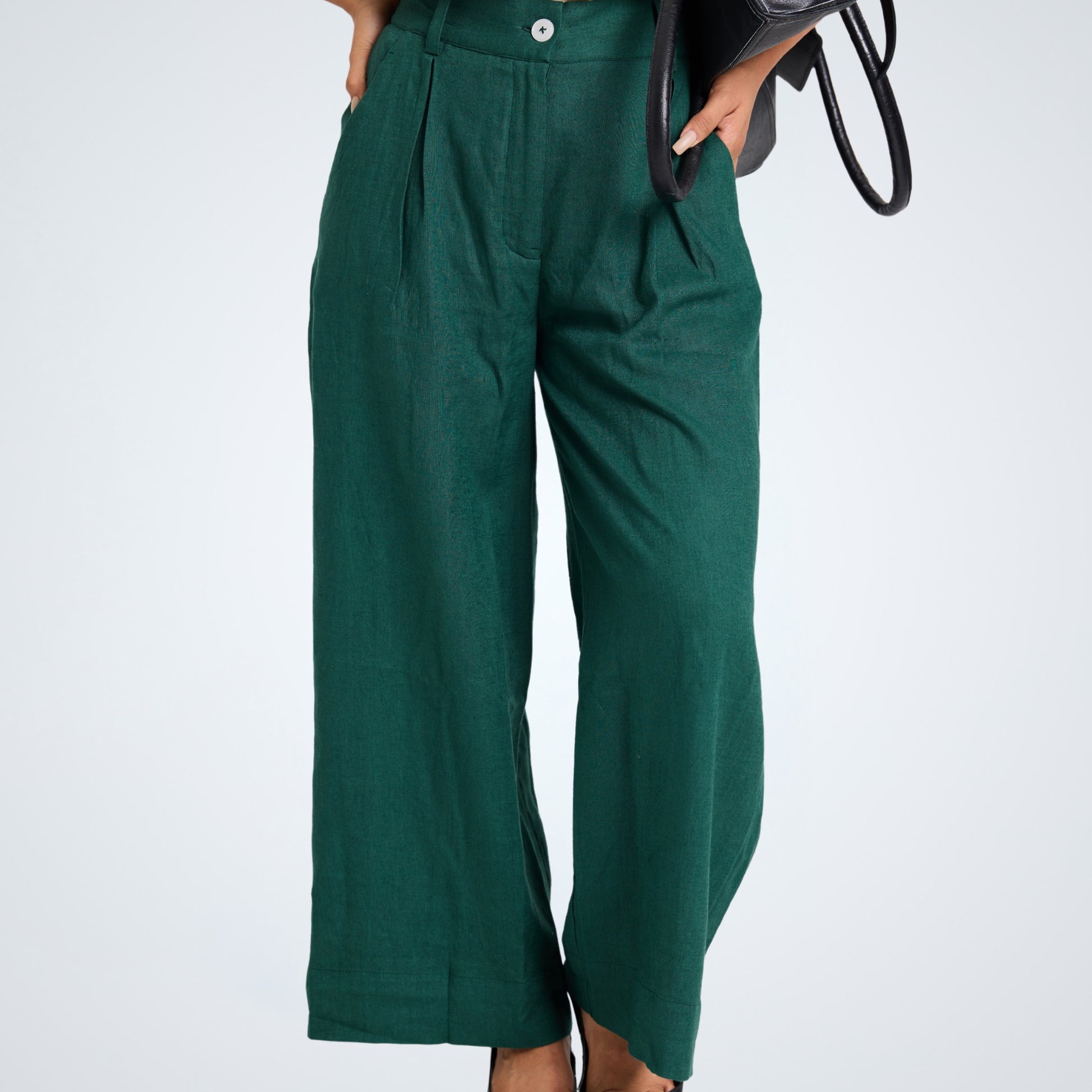 Emerald green linen pants with stretch waist. Breathable fabric, relaxed fit, and easy movement for casual or dressed-up days