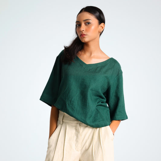 Breathable linen top with elbow-length sleeves. Relaxed fit for long days, in emerald tone - made for different settings